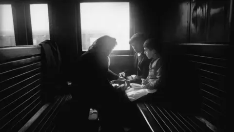 Tren de madera. Tercera clase, Mataporquera, 1975