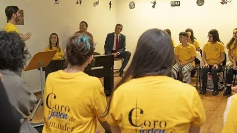 El vicepresidente de Cantabria, Pablo Zuloaga, con el Coro Joven de Santander