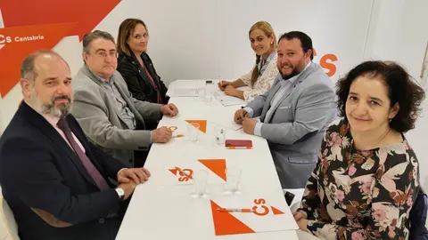 El candidato de Cs Cantabria al Congreso Rub&eacute;n G&oacute;mez y la diputada regional Marta Garc&iacute;a se re&uacute;nen con representantes del CERMI