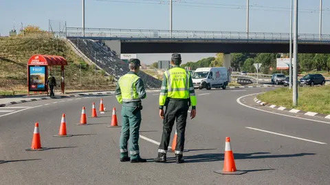 Dos agentes de la  Guardia Civil de Tr&aacute;fico en medio de la carretera durante la campa&ntilde;a especial de la DGT de vigilancia y control de furgonetas, en el Km 0,1 de la M-511, en Madrid, a 28 de octubre de 2019.