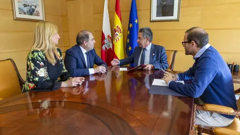 Revilla se re&uacute;ne con responsables de ATA