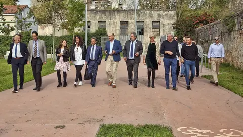 El secretario general del PRC, Miguel &Aacute;ngel Revilla, y el candidato al Congreso, Jos&eacute; Mar&iacute;a Maz&oacute;n, acompa&ntilde;ados de otros cargos del partidos, visitan La Remonta