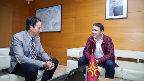 El consejero, Jos&eacute; Luis Gochicoa, y el alcalde, Fernando Franco, estudian las necesidades de Valdeola