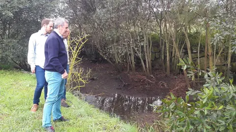 El alcalde de Santa Cruz de Bezana, Alberto Garc&iacute;a Onand&iacute;a, ha visitado la zona junto al concejal de Medio Ambiente, Luis del Pi&ntilde;al, y el responsable de la empresa de mantenimiento, Fabio Organai