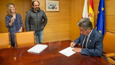El presidente de Cantabria, Miguel &Aacute;ngel Revilla, con los representantes de la Asociaci&oacute;n DCERCA