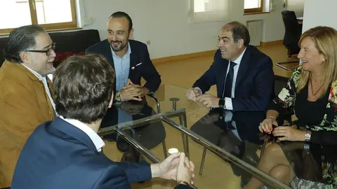 El alcalde de Torrelavega, Javier L&oacute;pez Estrada, se re&uacute;ne con el presidente de ATA, Lorenzo Amor, y con su hom&oacute;loga en Cantabria, Ana Cabrero