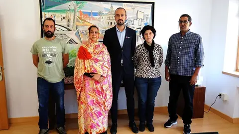 El alcalde de Torrelavega, Javier L&oacute;pez Estrada, con representantes del pueblo saharaui