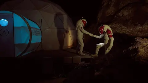 Participantes en progrmas de Astroland, la agencia interplanetaria, en la cueva de Arredondo, en Cantabria