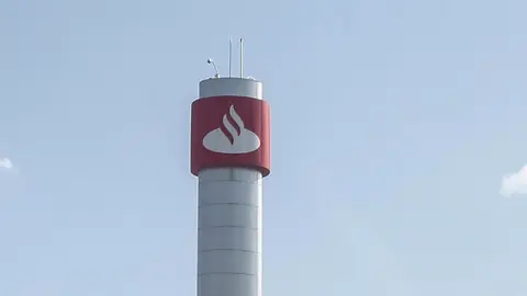 Imagen del logo del Banco Santander en la Ciudad Grupo Santander (Comunidad de Madrid).