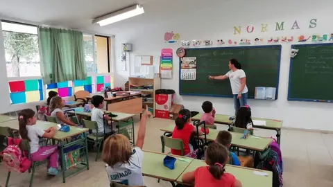 Una profesora da clases a alumnos de Primaria en un colegio de C&oacute;rdoba.