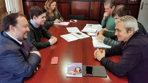 El candidato de Cs por Cantabria al Congreso, Rub&eacute;n G&oacute;mez, se re&uacute;ne con el secretario general de CCOO, Carlos S&aacute;nchez, y miembros del sindicato en el comit&eacute; de empresa de Adif y Renfe Operadora en Cantabria