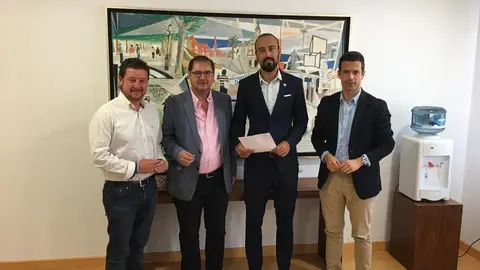 El alcalde de Torrelavega, Javier L&oacute;pez Estrada; y el concejal de Dinamizaci&oacute;n, Jes&uacute;s S&aacute;nchez, junto a Jes&uacute;s L&oacute;pez Medel y Sancho Michell