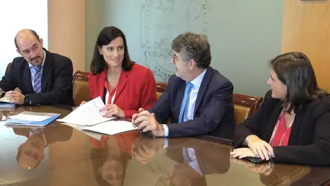 La alcaldesa de Santander, Gema Igual, y el decano del Colegio de Abogados de Cantabria, Andr&eacute;s de Diego, han mantenido hoy un encuentro para informar del funcionamiento de los servicios que prestan conjuntamente