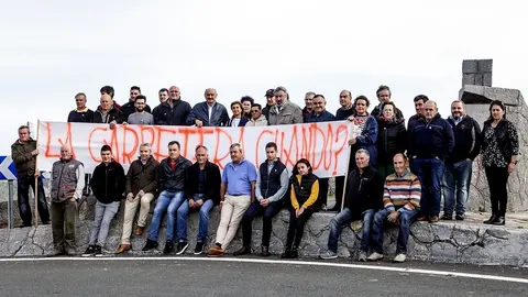 Los cabezas de lista del PRC al Congreso y al Senado, Jos&eacute; Mar&iacute;a Maz&oacute;n y Fernando Fern&aacute;ndez, junto a otros cargos regionalistas, en Los Tornos
