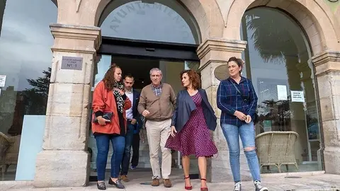 Consejera de Vivienda se re&uacute;ne con alcalde de Suances