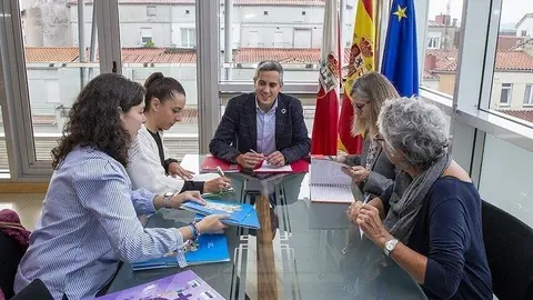 El vicepresidente regional, Pablo Zuloaga, se re&uacute;ne con representantes de UNICEF Comit&eacute; Cantabria