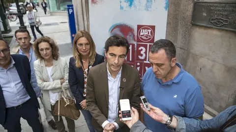El candidato del PSOE por Cantabria al Congreso, Pedro Casares, con el secretario general de UGT, Mariano Carmona