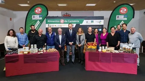 Guillermo Blanco con miembros de su Consejer&iacute;a y los productores participantes en la Feria Biocultura
