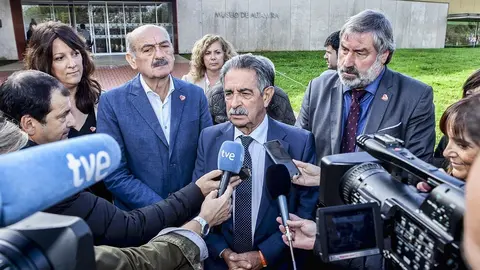 Revilla, Mz&oacute;n y Fern&acute;ndez frente al Museo Altamira