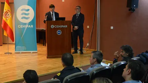 El presidente del CID (en el atril) y el doctor Velasco, durante la presentaci&oacute;n del cl&uacute;ster ante el grupo de expertos en operaciones submarinas del Programa BARRACUDA