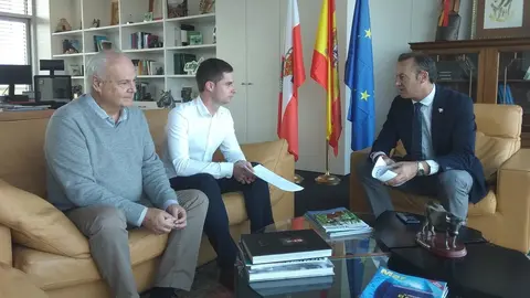 El consejero de Desarrollo Rural, Ganader&iacute;a, Pesca, Alimentaci&oacute;n y Medio Ambiente, Guillermo Blanco, recibe al alcalde de Rasines, Sergio Castro