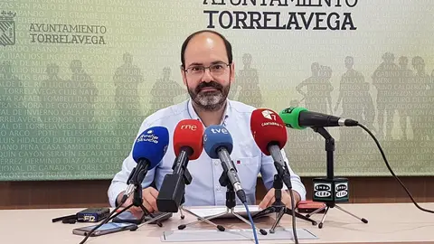 El concejal de Parques, Jardines y Cementerios, Jos&eacute; Luis Urraca