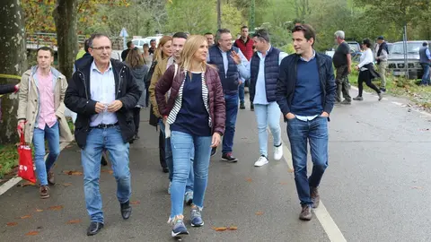 Pedro Casares y miembros del PSOE en Arredondo