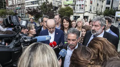 El l&iacute;der del PRC y presidente de Cantabria, Miguel &Aacute;ngel Revilla, y el candidato regionalista al Congreso, Jos&eacute; Mar&iacute;a Maz&oacute;n, junto al cabeza de lista al Senado, Fernando Fern&aacute;ndez