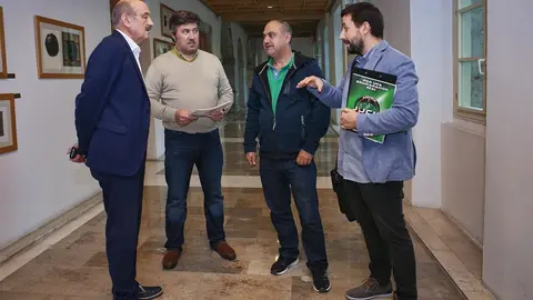 Maz&oacute;n con representantes de Jusapol que piden la equiparci&oacute;n salarial de guardias civiles y polic&iacute;as nacionales