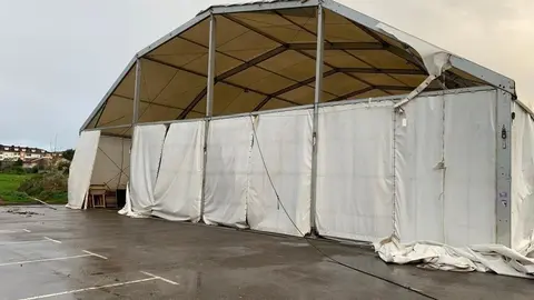 Destrozos del viento en una carpa de Renedo