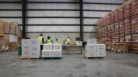 Trabajadores en el centro log&iacute;stico de las p&oacute;ximas elecciones generales del 10N en Alcal&aacute; de Henares (Madrid), a 31 de octubre de 2019.