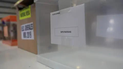 Urna de los diputados/as, en el centro log&iacute;stico de las p&oacute;ximas elecciones generales del 10N en Alcal&aacute; de Henares (Madrid)