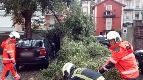 Los bomberos de Santander atienden una incidencia durante la guardia