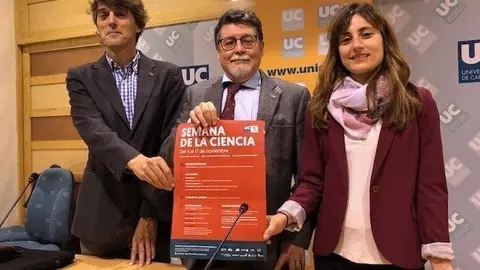 El decano de la Facultad de Ciencias de la UC, Francisco Matorras (izda); el vicerrector de Investigaci&oacute;n y Transferencia de Conocimiento, Javier Le&oacute;n (centro), y la coordinadora de Unidad de Cultura Cient&iacute;fica y de la Innovaci&oacute;n, Beatriz Salas (derecha)