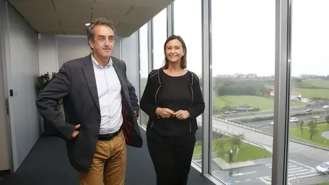 El consejero de Innovaci&oacute;n, Industria, Transporte y Comercio, Francisco Mart&iacute;n, con la presidenta de la Asociaci&oacute;n de Mujeres Empresarias de Cantabria, Eva Fern&aacute;ndez