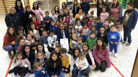 El presidente de Cantabria, Miguel &Aacute;ngel Revilla, con alumnos de Infantil y Primaria del colegio 'Valle del Nansa' de Puentenansa, en el municipio de Rionansa