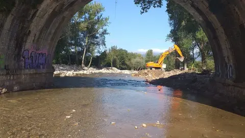 M&aacute;quinas trabajando en las escolleras del r&iacute;o Bisue&ntilde;a en las inmediaciones de B&aacute;rcena de Pie de Concha
