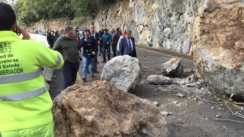 Revilla y candidatos del PRC retenidos en el Desfiladero de La Hermida tras caer un argayo en Lebe&ntilde;a, que corta el tr&aacute;fico durante una hora
