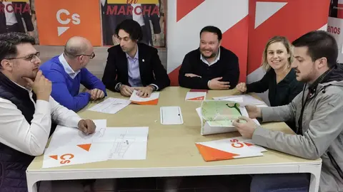 El candidato de Cs Cantabria al Congreso Rub&eacute;n G&oacute;mez con el equipo de Gobierno de Astillero, con el alcalde, Javier Fern&aacute;ndez Sober&oacute;n, a la cabeza