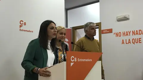 Mar&iacute;a Jos&eacute; Calder&oacute;n, Marta Garc&iacute;a y Luis Cort&eacute;s en rueda de prensa.