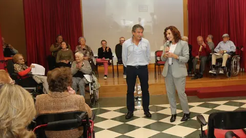 La consejera de Empleo y Pol&iacute;ticas Sociales en el CAD de Cueto