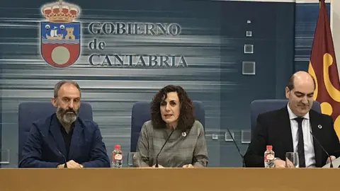 La consejera de Empleo y Pol&iacute;ticas Sociales, Ana Bel&eacute;n &Aacute;lvarez, valora los datos del paro acompa&ntilde;ada del director del Emcan, Jos&eacute; Manuel Callejo, y el director general de Trabajo, Gustavo Garc&iacute;a