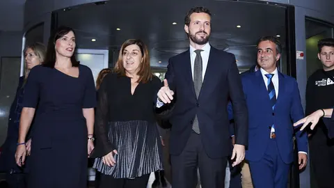 La alcaldesa de Santander, Gema Igual Ortiz (1i) y el presidente del PP y candidato al Gobierno, Pablo Casado (3i) a la entrada del Hotel Santemar donde se clasusura el del PP en Santander, Cantabria (Espa&ntilde;a), a 5 de noviembre de 2019.