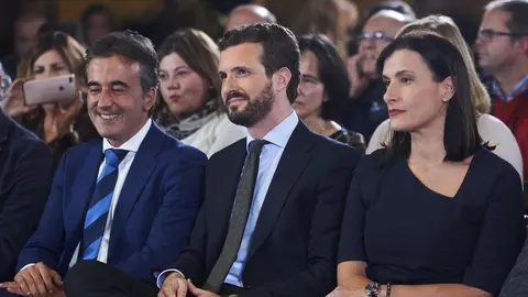 El presidente del PP y candidato a la Presidencia del Gobierno, Pablo Casado (2i) y la alcaldesa de Santander, Gema Igual Ortiz (3i) durante el acto de clausura del PP en el Hotel Santemar, en Santander, Cantabria (Espa&ntilde;a), a 5 de noviembre de 2019.