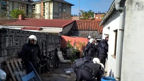 Agentes de la Polic&iacute;a Nacional detienen, junto a Guardia Civil, a tres atracadores de dos estancos de Santander y Camargo