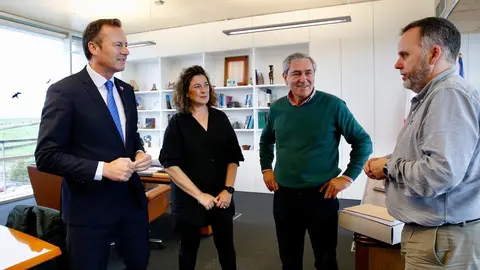 De izda a drcha: consejero de Desarrollo Rural, Ganader&iacute;a, Pesca, Alimentaci&oacute;n y Medio Ambiente. Guillermo Blanco; la edil de Medio Ambiente de Suances, Ana Bel&eacute;n Santiago; el alcalde Andr&eacute;s Ruiz Moya y director general de MA del Gobierno, Antonio Lucio