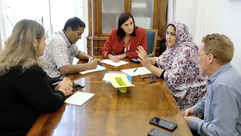 La alcaldesa de Santander, Gema Igual, recibe en el Ayuntamiento a la delegada saharaui en Cantabria, Mueina Chejatu,