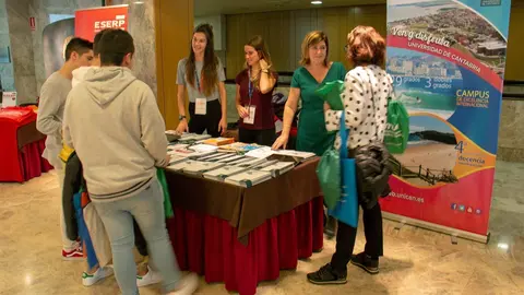 La UC presenta su oferta acad&eacute;mica en la feria Unitour