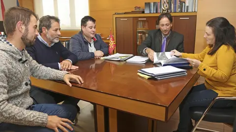 El consejero de Obras P&uacute;blicas, Ordenaci&oacute;n del Territorio y Urbanismo, Jos&eacute; Luis Gochicoa, recibe a la alcaldesa de Corvera de Toranzo, M&oacute;nica Quevedo