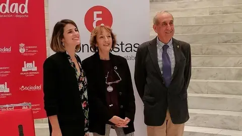 El  decano del Colegio de Economistas de Cantabria, Fernando Garc&iacute;a, la directora general de Acci&oacute;n Cultural, Eva Ranea, y la directora art&iacute;stica y coral, Paula Sumillera Rumoroso, presentan el coro del Colegio de Economistas de Cantabria